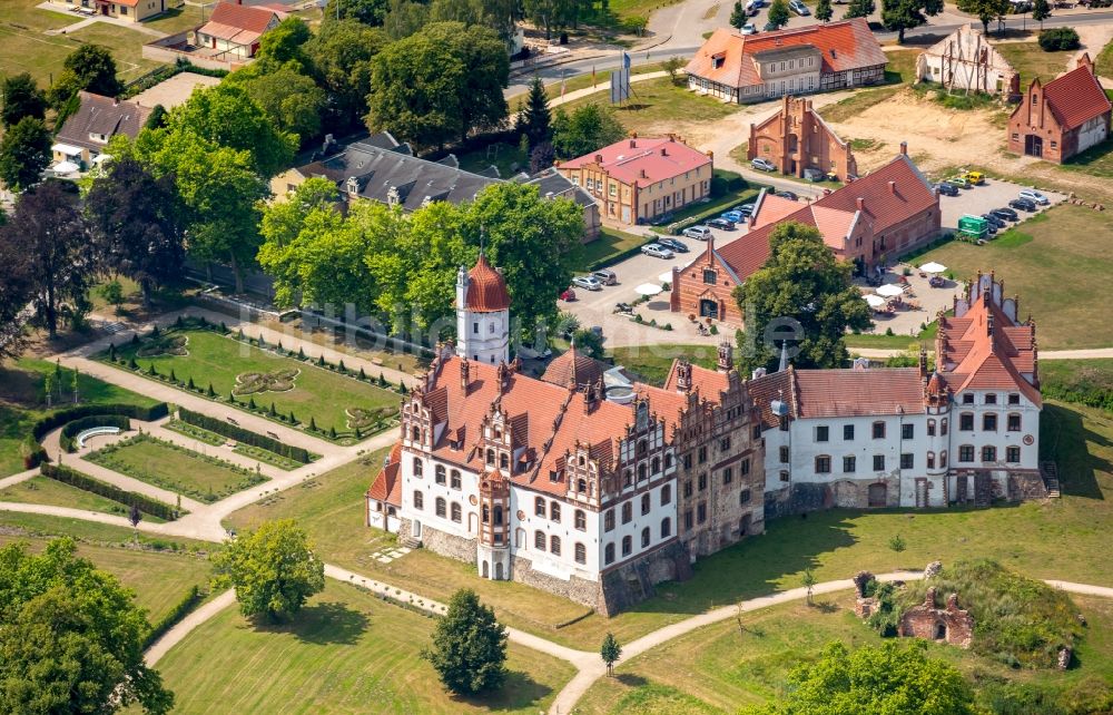 Basedow von oben - Burganlage des Schloss Schloss Basedow in Basedow im Bundesland Mecklenburg-Vorpommern