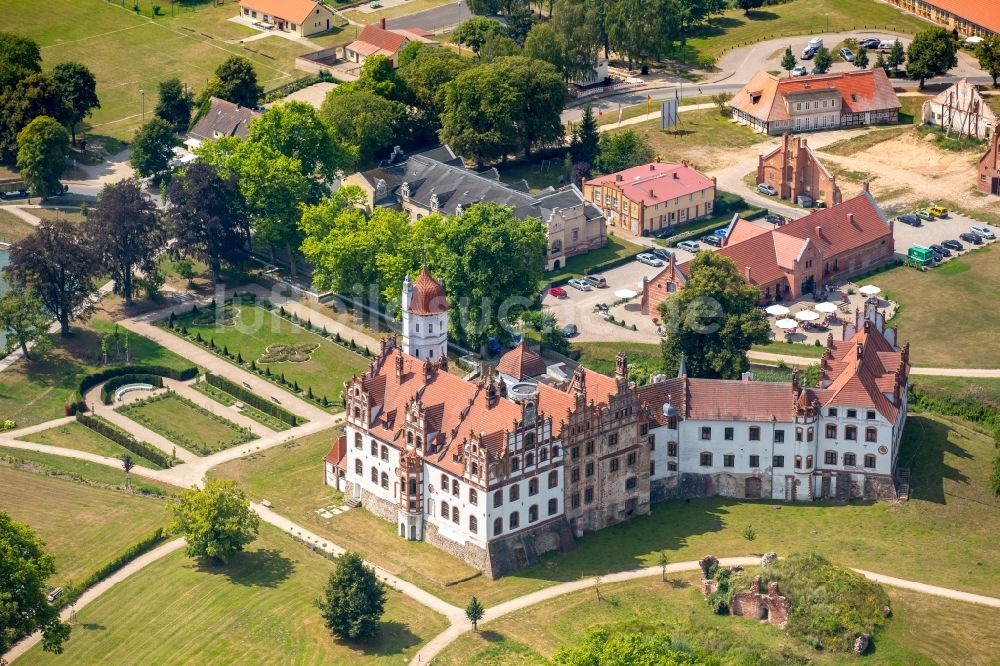 Basedow aus der Vogelperspektive: Burganlage des Schloss Schloss Basedow in Basedow im Bundesland Mecklenburg-Vorpommern