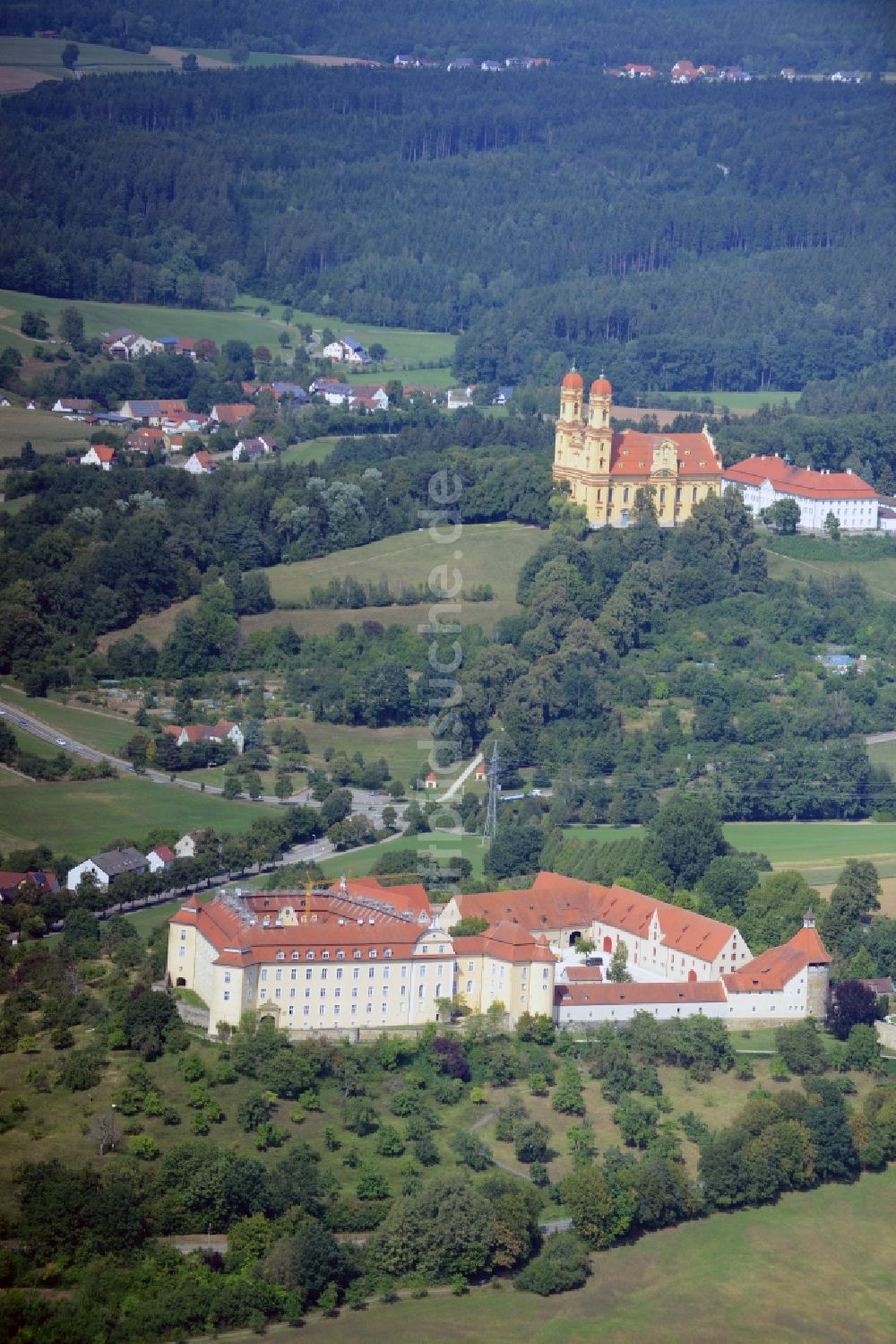 Luftaufnahme Ellwangen (Jagst) - Burganlage des Schloss Schloß ob Ellwangen in Ellwangen (Jagst) im Bundesland Baden-Württemberg