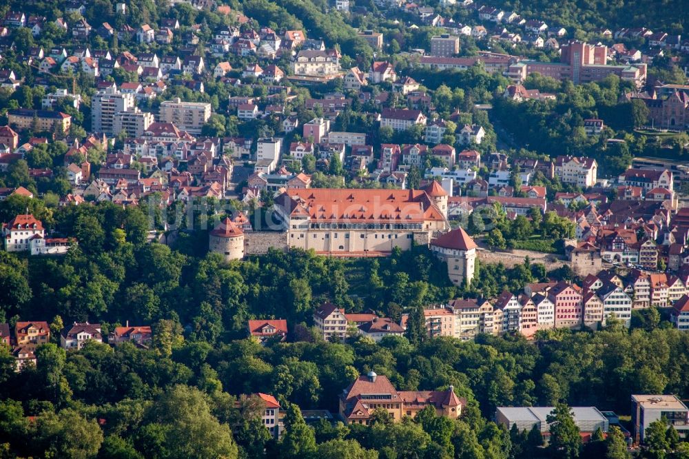 Luftaufnahme Tübingen - Burganlage des Schloss Schloss Hohentübingen mit Museum Alte Kulturen | in Tübingen im Bundesland Baden-Württemberg, Deutschland