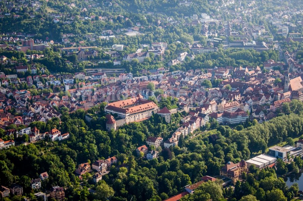 Tübingen aus der Vogelperspektive: Burganlage des Schloss Schloss Hohentübingen mit Museum Alte Kulturen | in Tübingen im Bundesland Baden-Württemberg, Deutschland