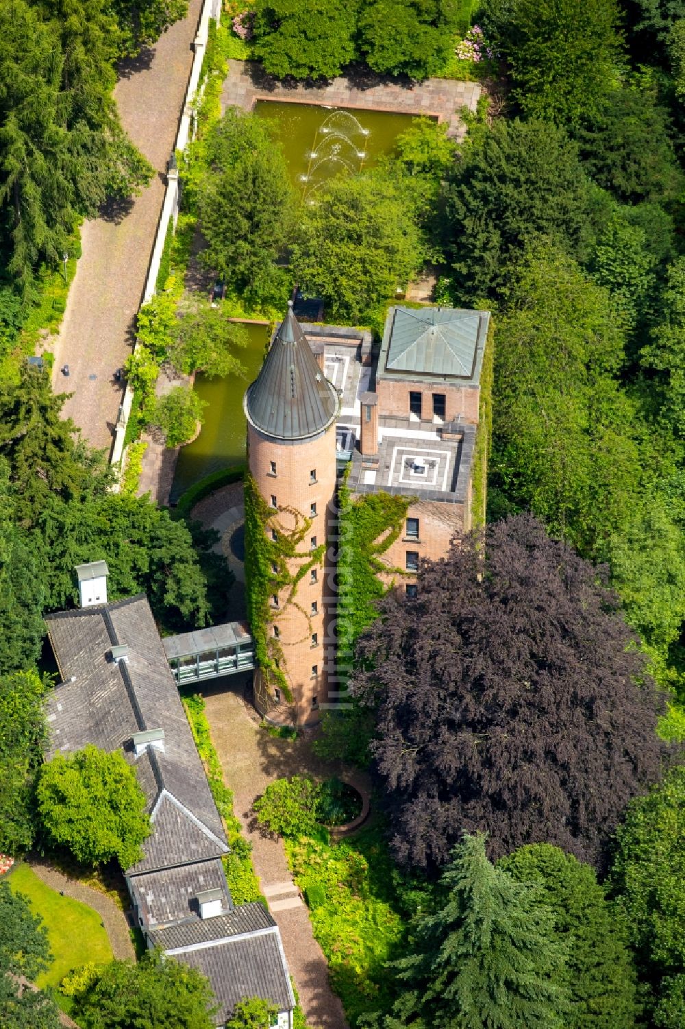 Essen aus der Vogelperspektive: Burganlage des Schloss Schloss Landsberg an der August-Thyssen-Straße in Essen im Bundesland Nordrhein-Westfalen