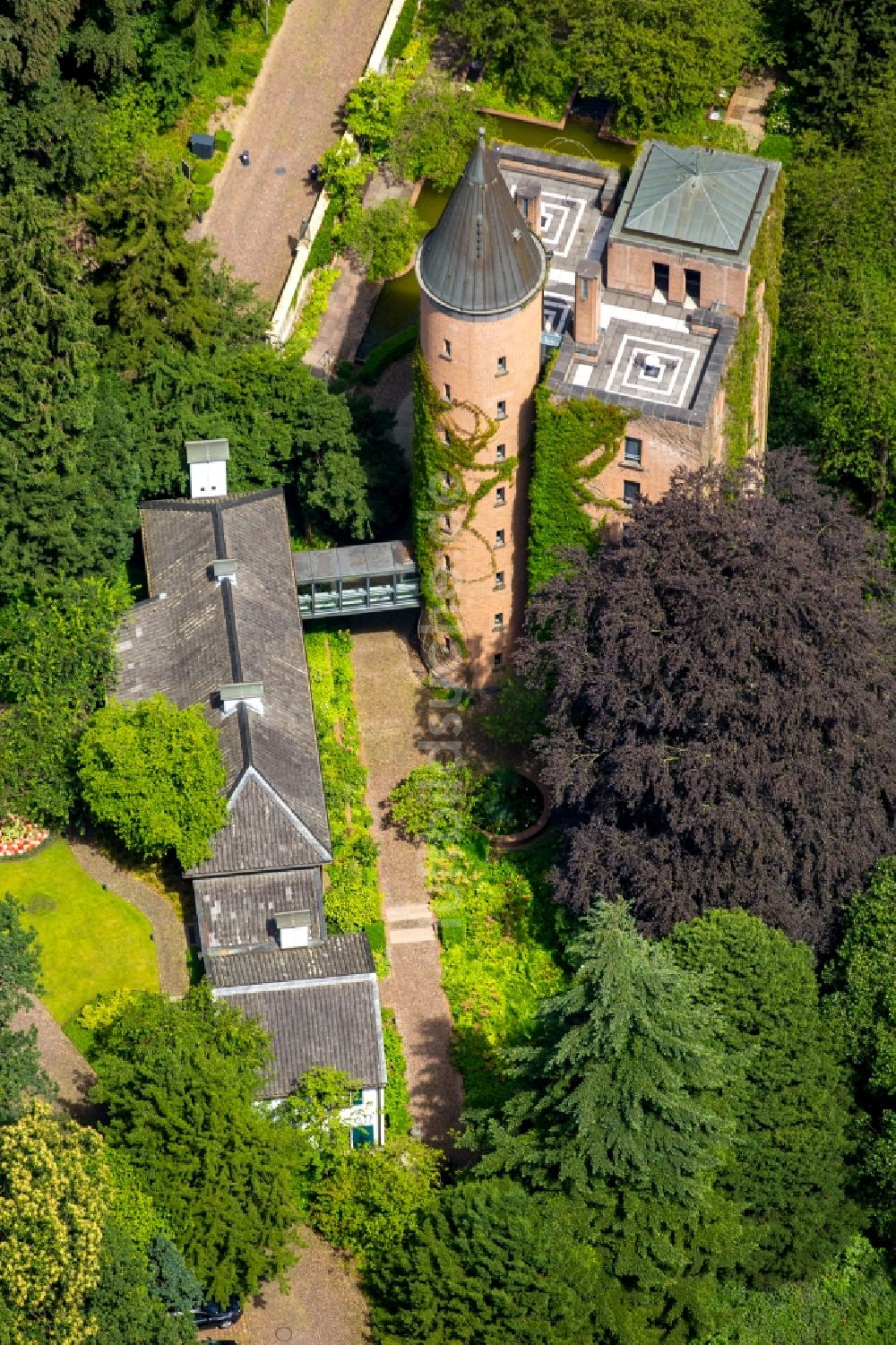 Luftbild Essen - Burganlage des Schloss Schloss Landsberg an der August-Thyssen-Straße in Essen im Bundesland Nordrhein-Westfalen