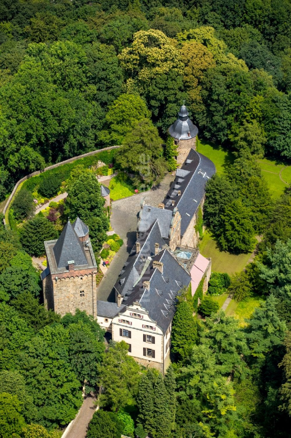 Luftaufnahme Essen - Burganlage des Schloss Schloss Landsberg an der August-Thyssen-Straße in Essen im Bundesland Nordrhein-Westfalen