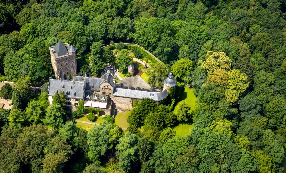 Essen von oben - Burganlage des Schloss Schloss Landsberg an der August-Thyssen-Straße in Essen im Bundesland Nordrhein-Westfalen