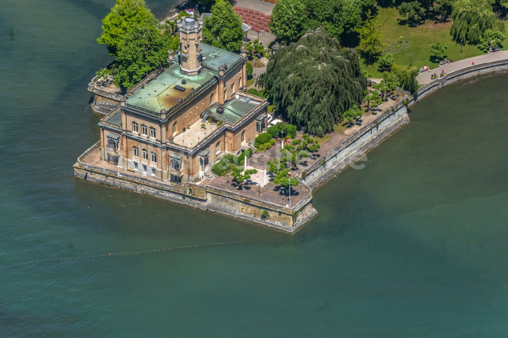 Luftaufnahme Langenargen - Burganlage des Schloss Schloss Montfort in Langenargen im Bundesland Baden-Württemberg, Deutschland