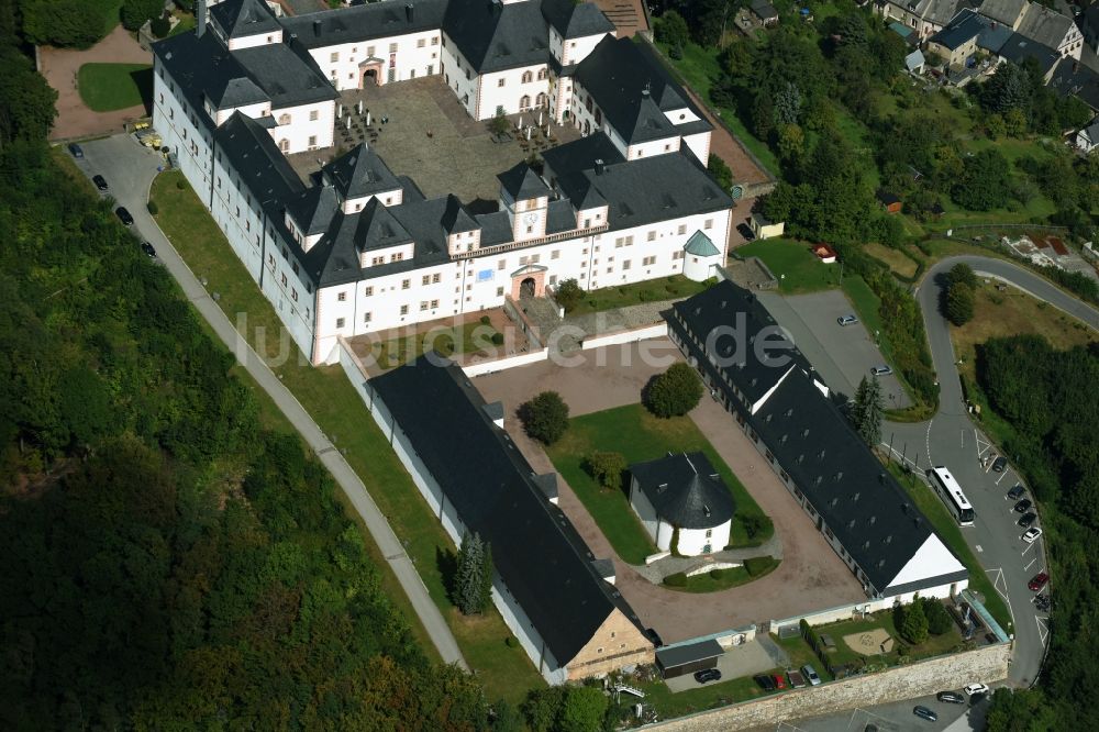 Luftaufnahme Augustusburg - Burganlage des Schloss und Schlosstheater in Augustusburg im Bundesland Sachsen