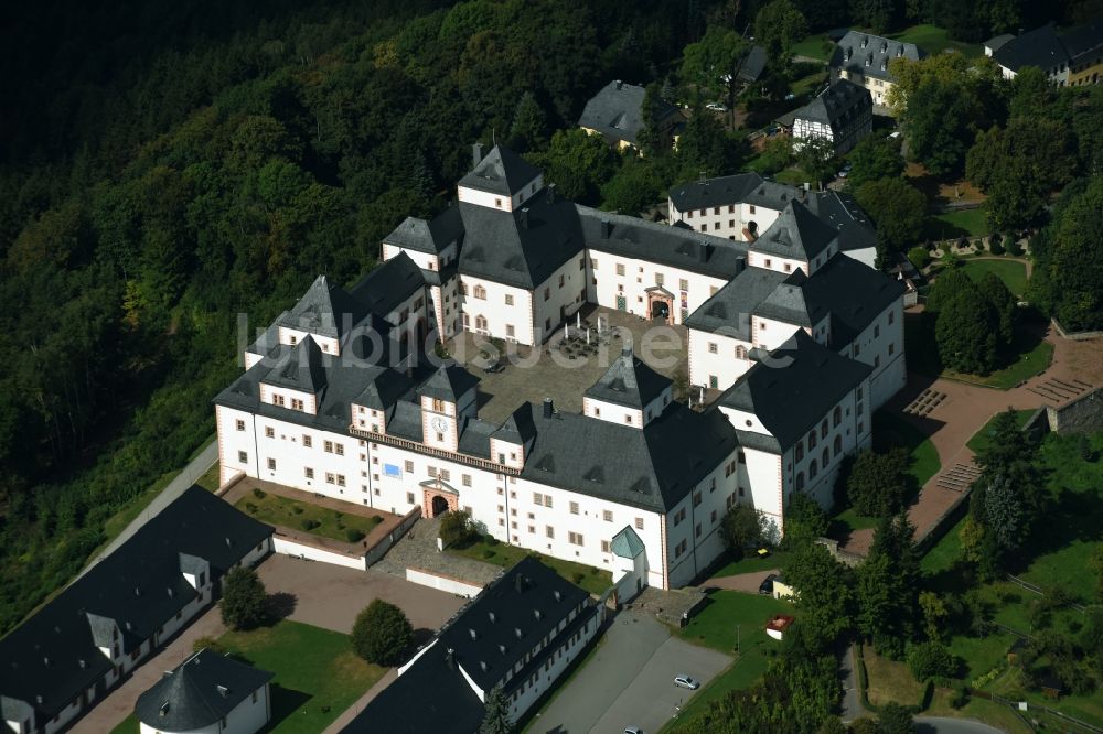 Augustusburg von oben - Burganlage des Schloss und Schlosstheater in Augustusburg im Bundesland Sachsen