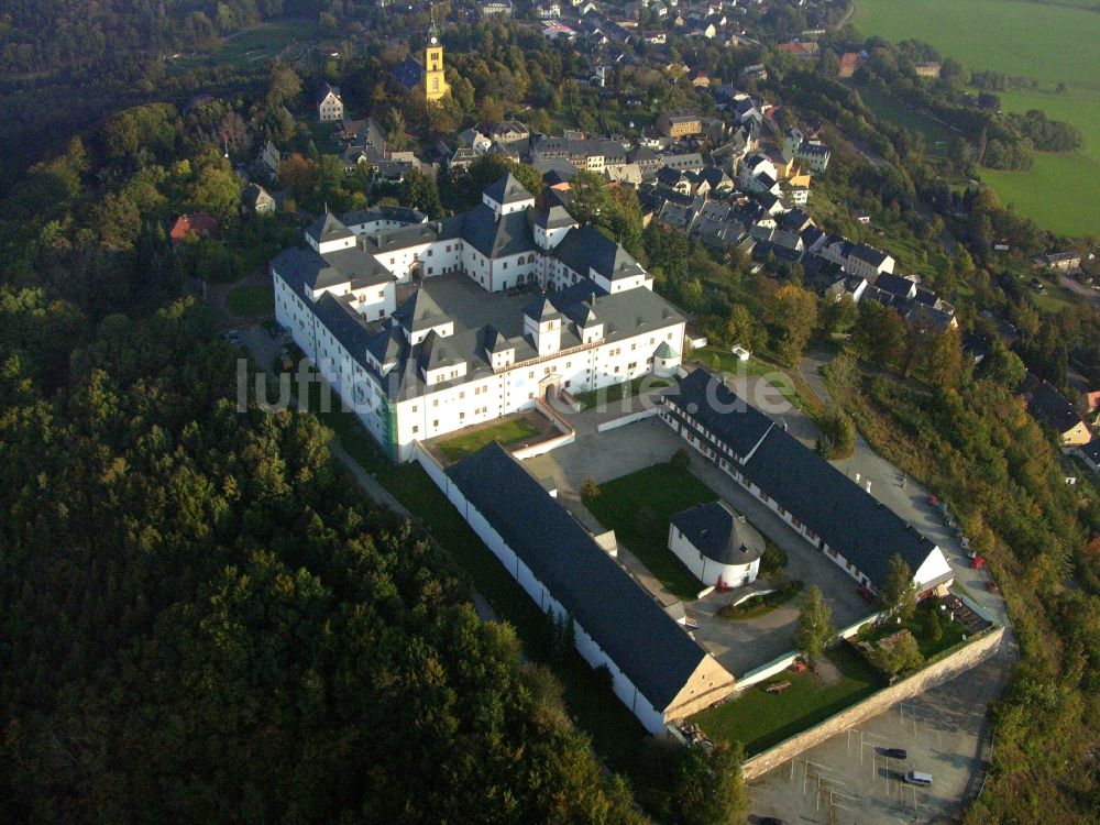 Augustusburg von oben - Burganlage des Schloss und Schlosstheater in Augustusburg im Bundesland Sachsen