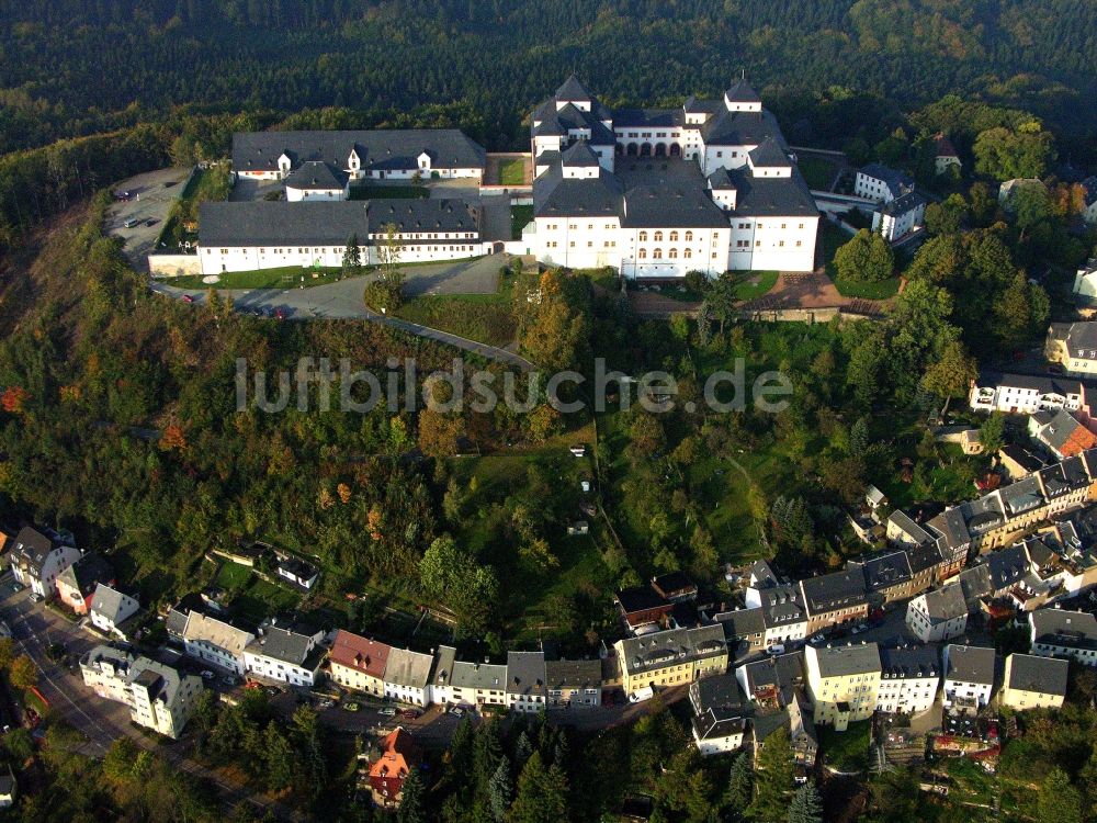 Luftaufnahme Augustusburg - Burganlage des Schloss und Schlosstheater in Augustusburg im Bundesland Sachsen