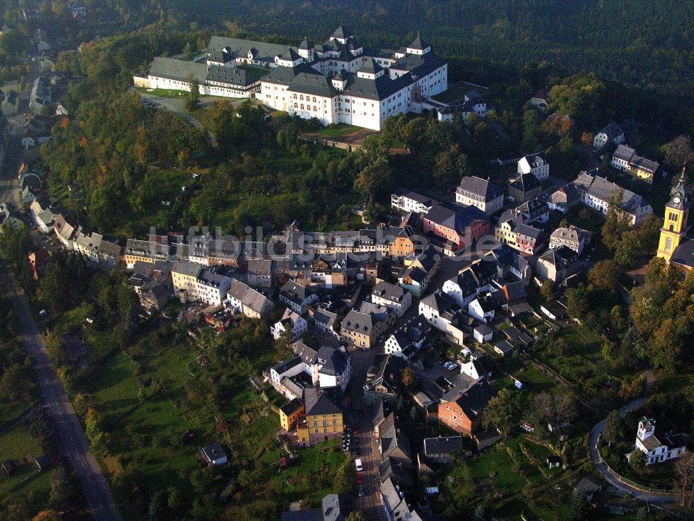 Augustusburg von oben - Burganlage des Schloss und Schlosstheater in Augustusburg im Bundesland Sachsen