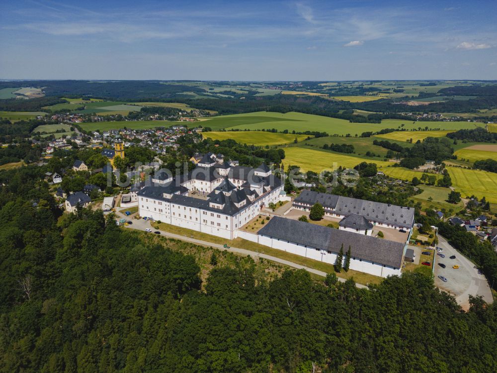 Luftaufnahme Augustusburg - Burganlage des Schloss und Schlosstheater in Augustusburg im Bundesland Sachsen