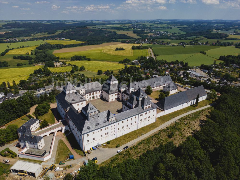 Augustusburg von oben - Burganlage des Schloss und Schlosstheater in Augustusburg im Bundesland Sachsen