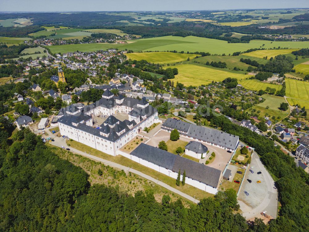 Augustusburg aus der Vogelperspektive: Burganlage des Schloss und Schlosstheater in Augustusburg im Bundesland Sachsen