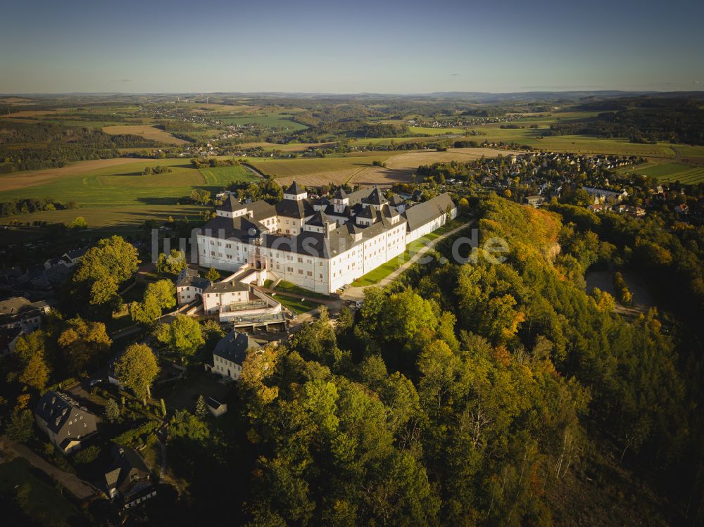 Luftaufnahme Augustusburg - Burganlage des Schloss und Schlosstheater in Augustusburg im Bundesland Sachsen