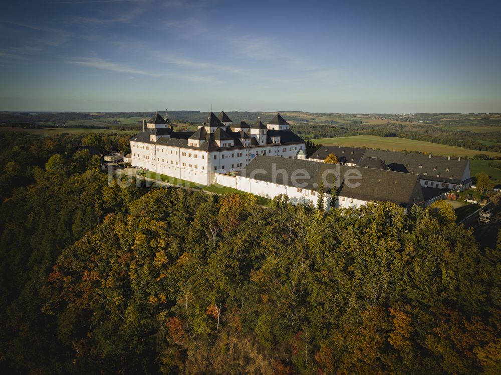 Augustusburg von oben - Burganlage des Schloss und Schlosstheater in Augustusburg im Bundesland Sachsen