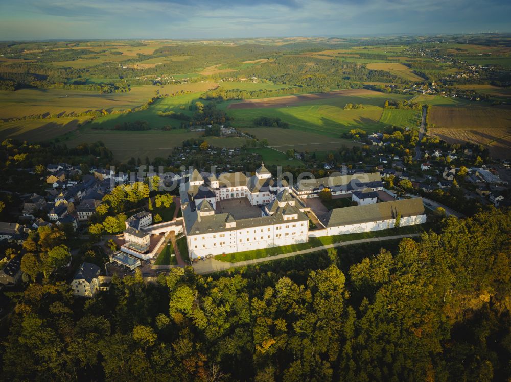 Luftaufnahme Augustusburg - Burganlage des Schloss und Schlosstheater in Augustusburg im Bundesland Sachsen