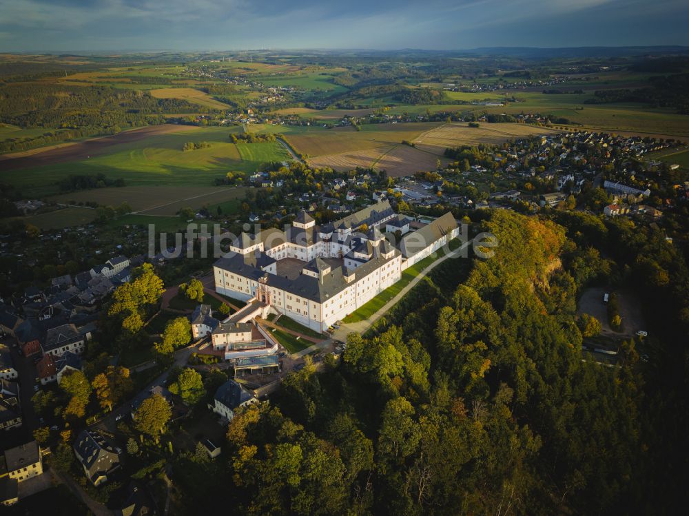 Augustusburg von oben - Burganlage des Schloss und Schlosstheater in Augustusburg im Bundesland Sachsen