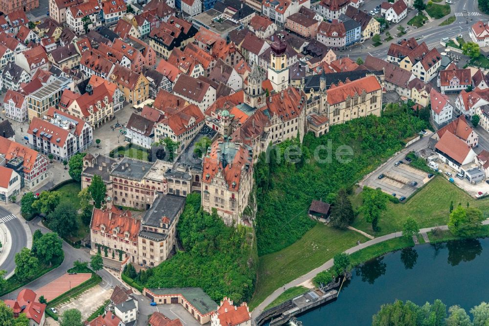 Luftaufnahme Sigmaringen - Burganlage des Schloss Sigmaringen zwischen Donau und Altstadt von Sigmaringen im Bundesland Baden-Württemberg, Deutschland