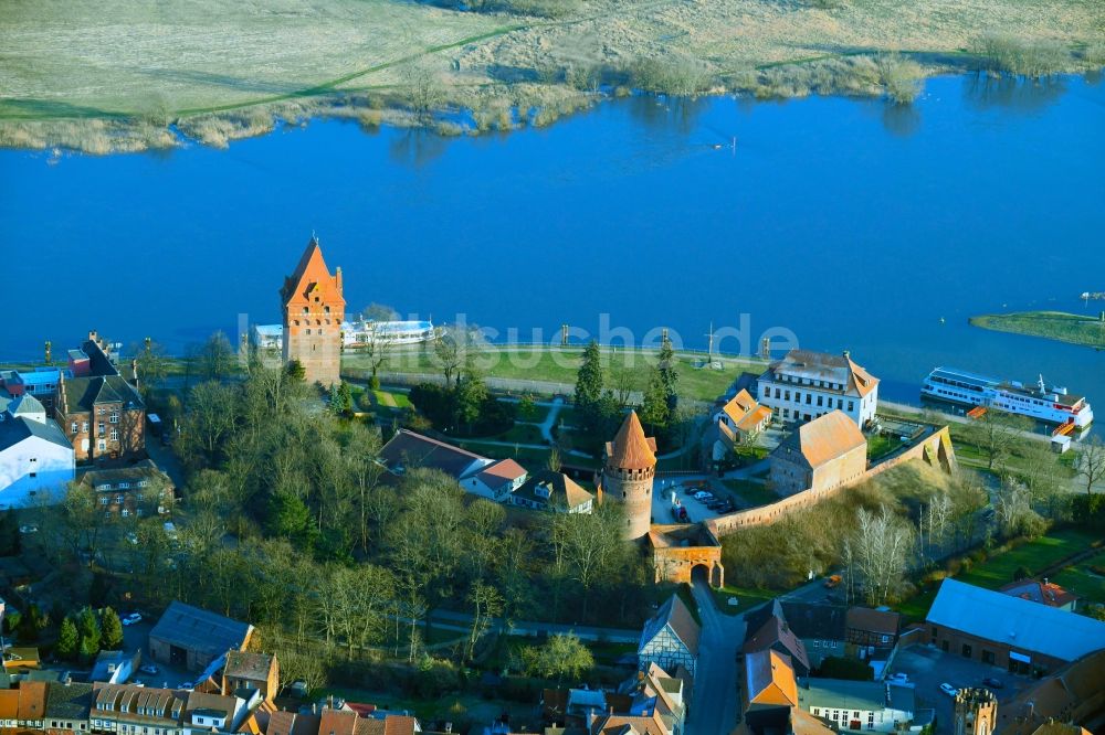 Tangermünde aus der Vogelperspektive: Burganlage des Schloss in Tangermünde im Bundesland Sachsen-Anhalt, Deutschland