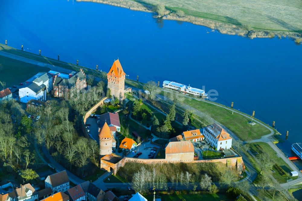 Tangermünde von oben - Burganlage des Schloss in Tangermünde im Bundesland Sachsen-Anhalt, Deutschland