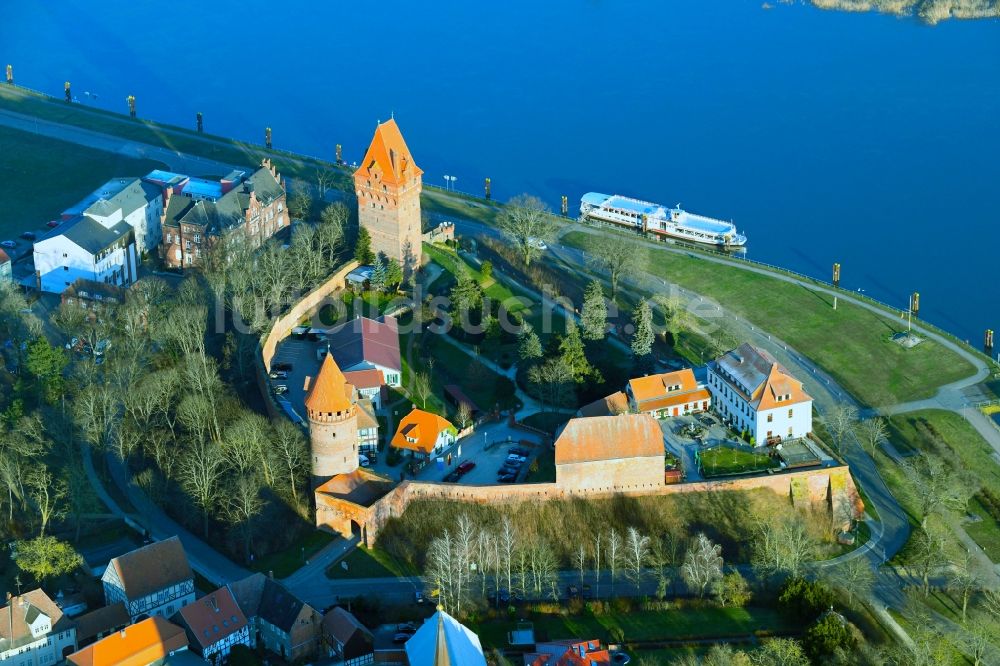 Tangermünde aus der Vogelperspektive: Burganlage des Schloss in Tangermünde im Bundesland Sachsen-Anhalt, Deutschland