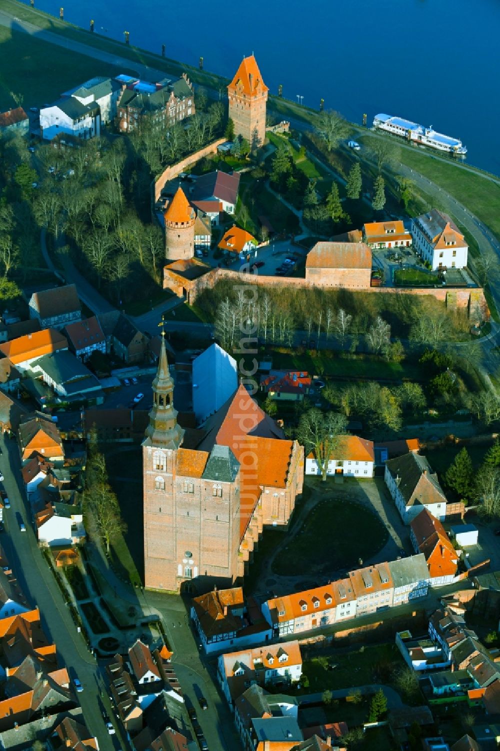 Luftbild Tangermünde - Burganlage des Schloss in Tangermünde im Bundesland Sachsen-Anhalt, Deutschland