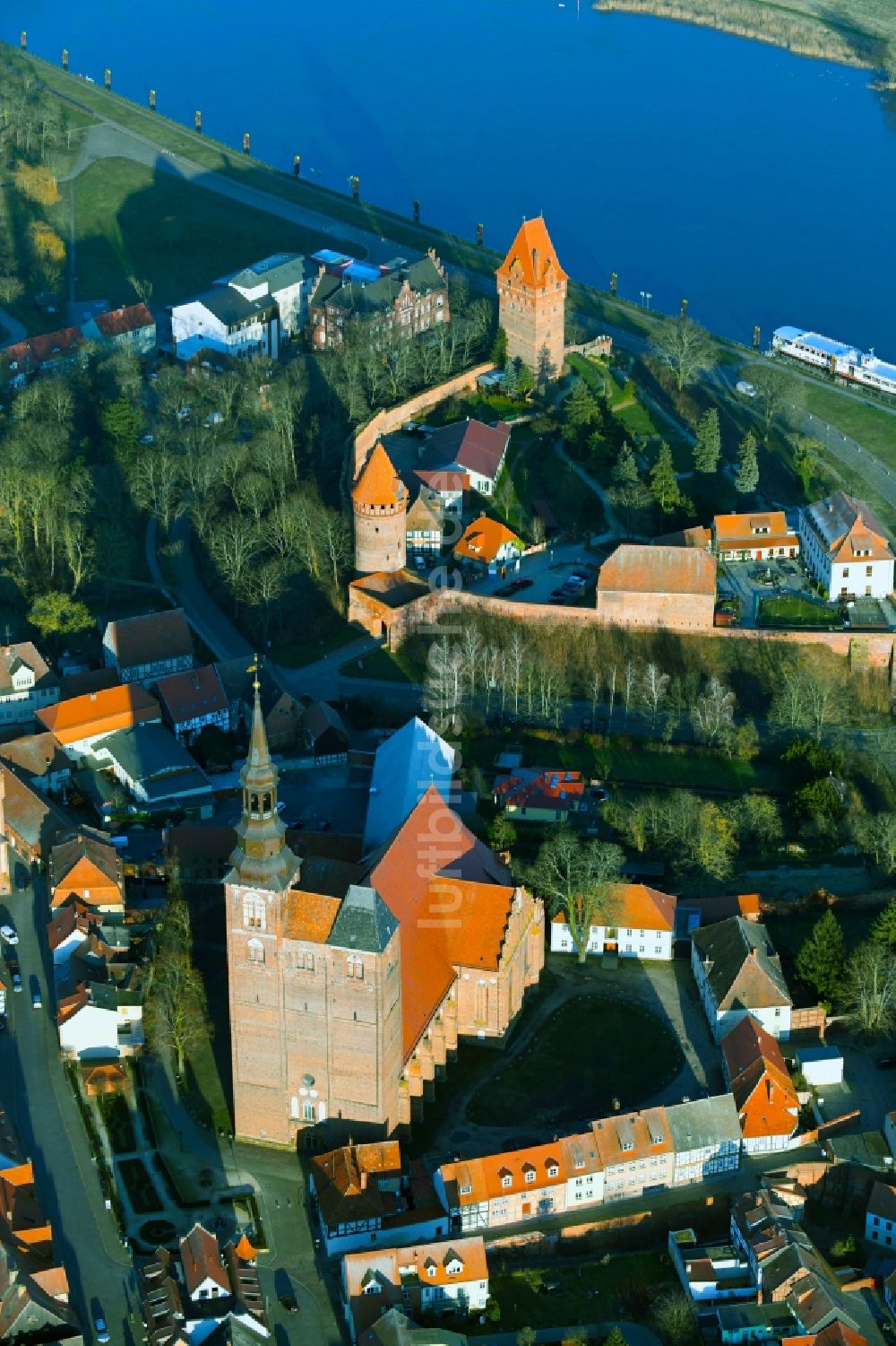 Luftaufnahme Tangermünde - Burganlage des Schloss in Tangermünde im Bundesland Sachsen-Anhalt, Deutschland