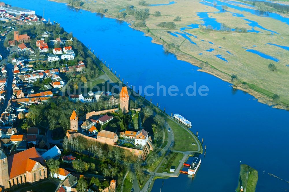 Tangermünde von oben - Burganlage des Schloss in Tangermünde im Bundesland Sachsen-Anhalt, Deutschland