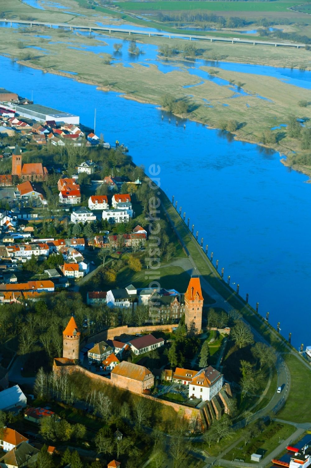 Tangermünde aus der Vogelperspektive: Burganlage des Schloss in Tangermünde im Bundesland Sachsen-Anhalt, Deutschland