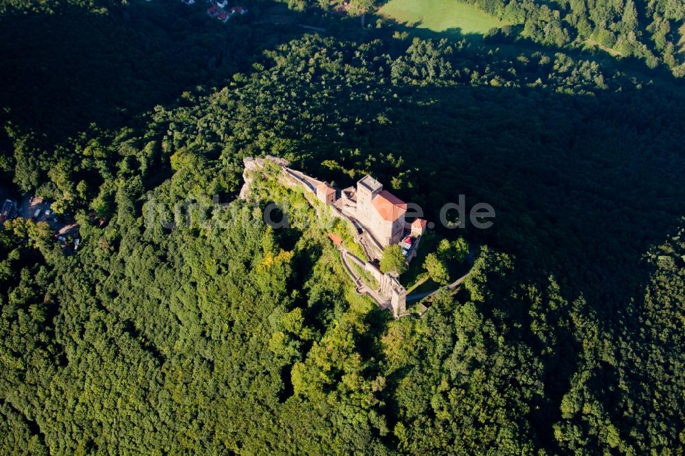 Luftaufnahme Annweiler am Trifels - Burganlage des Schloss Trifels in Annweiler am Trifels im Bundesland Rheinland-Pfalz