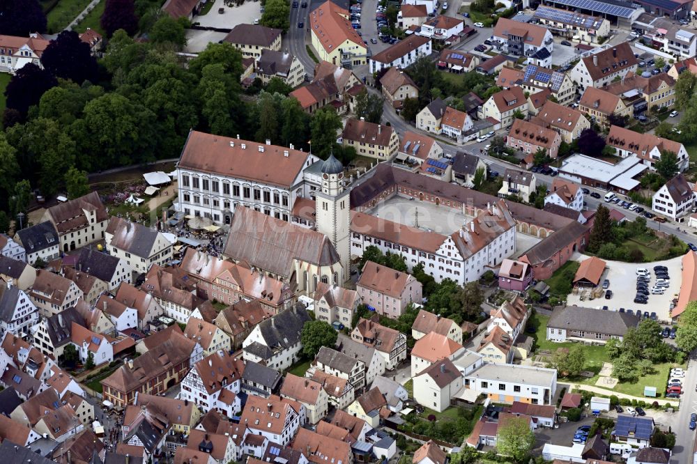 Luftaufnahme Oettingen in Bayern - Burganlage des Schloss Öttingen in Oettingen in Bayern im Bundesland Bayern, Deutschland