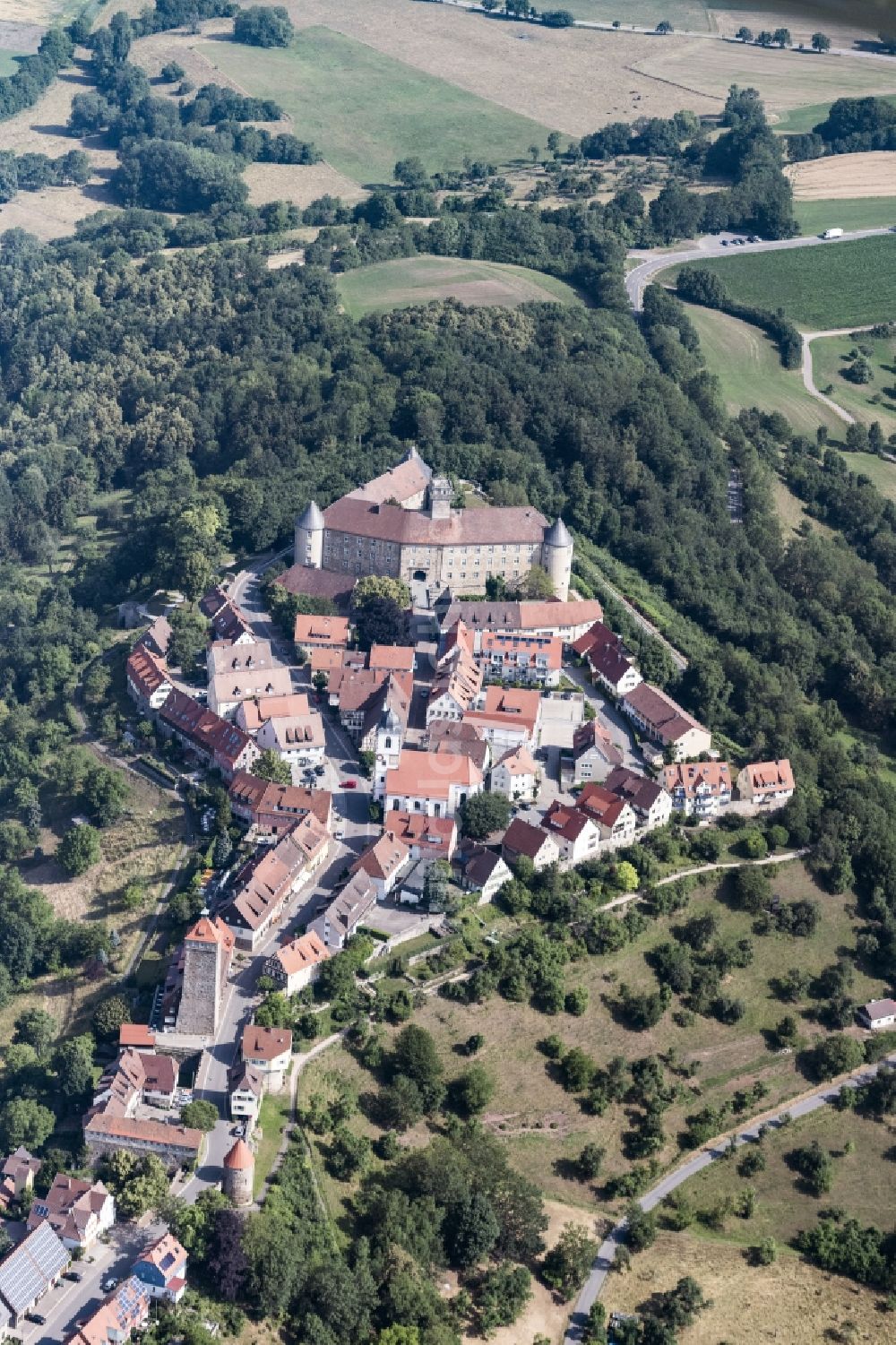 Waldenburg von oben - Burganlage des Schloss Waldenburg in Waldenburg im Bundesland Baden-Württemberg, Deutschland