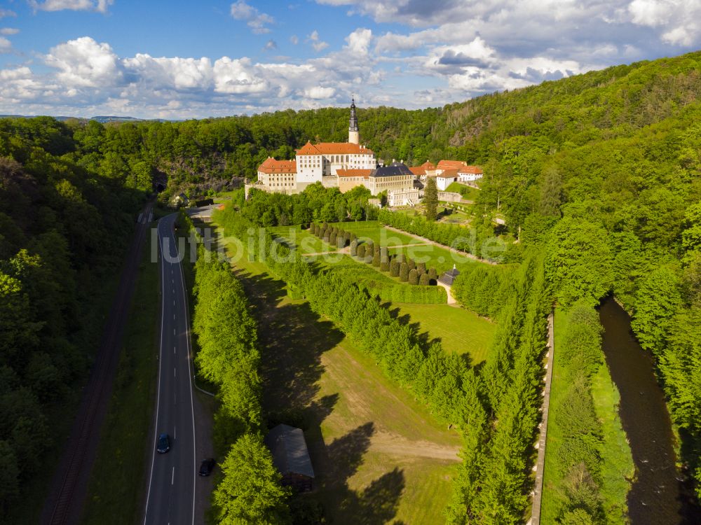 Weesenstein von oben - Burganlage des Schloss Weesenstein in Weesenstein im Bundesland Sachsen, Deutschland