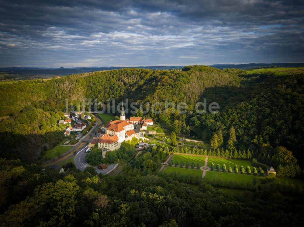 Weesenstein von oben - Burganlage des Schloss Weesenstein in Weesenstein im Bundesland Sachsen, Deutschland