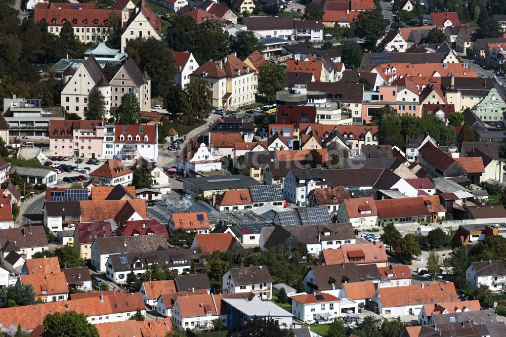 Luftaufnahme Wertingen - Burganlage des Schloss Wertingen in Wertingen im Bundesland Bayern, Deutschland