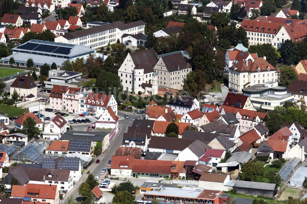 Wertingen von oben - Burganlage des Schloss Wertingen in Wertingen im Bundesland Bayern, Deutschland