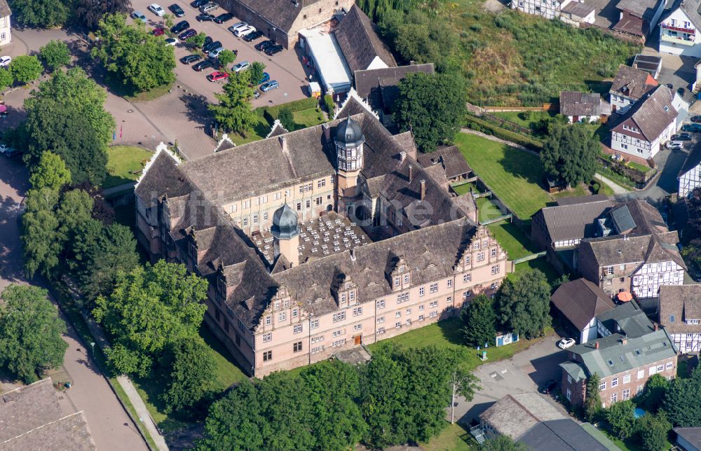 Bevern von oben - Burganlage des Schloss Weserrenaissance Schloss Bevern in Bevern im Bundesland Niedersachsen, Deutschland