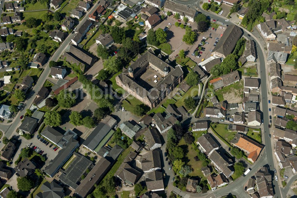 Bevern von oben - Burganlage des Schloss Weserrenaissance Schloss Bevern in Bevern im Bundesland Niedersachsen, Deutschland