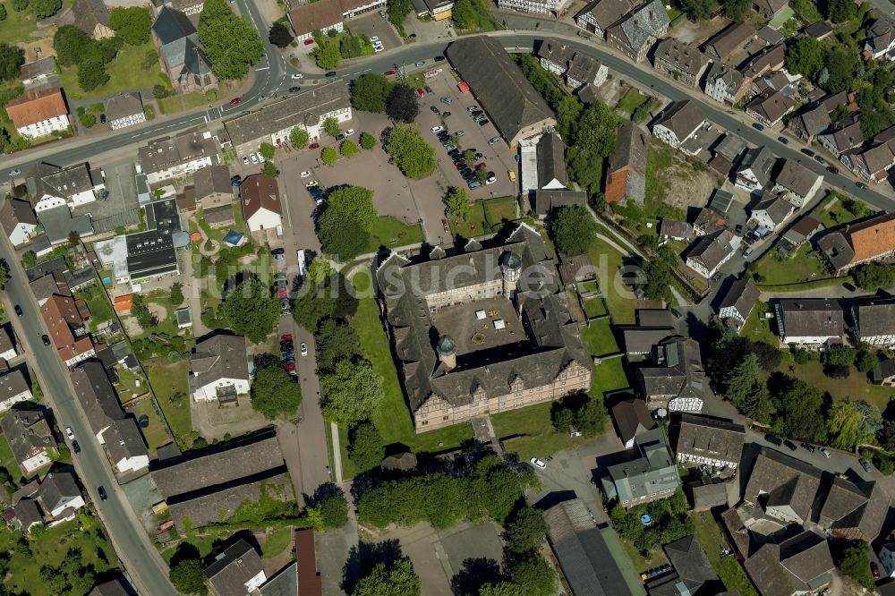 Luftaufnahme Bevern - Burganlage des Schloss Weserrenaissance Schloss Bevern in Bevern im Bundesland Niedersachsen, Deutschland