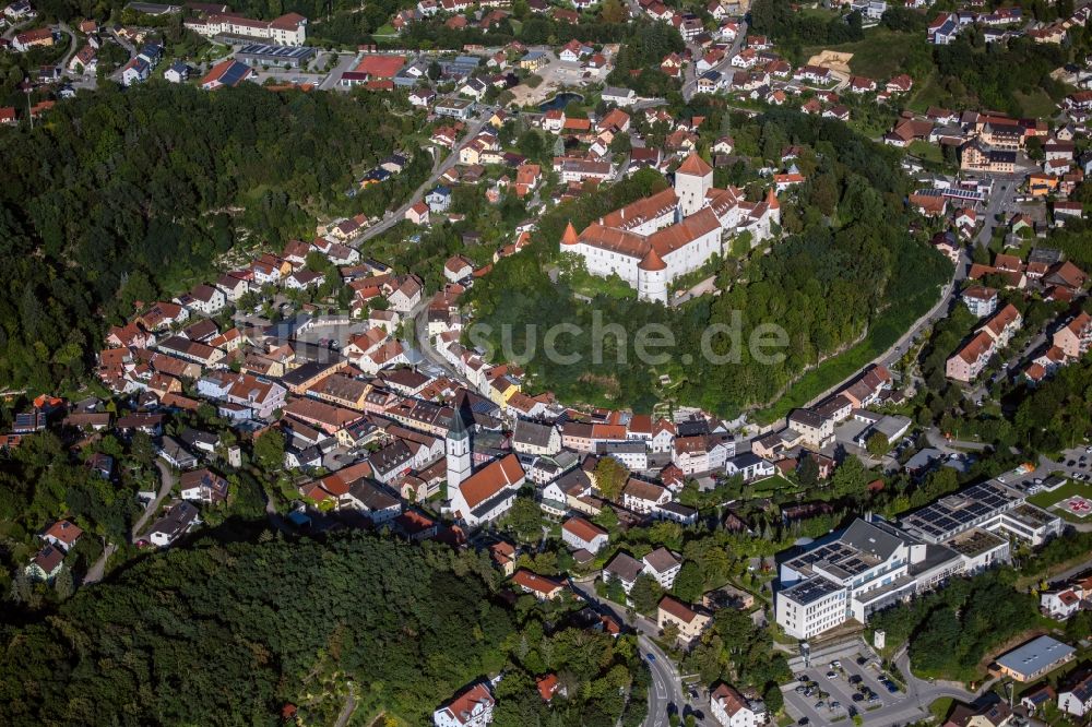 Luftaufnahme Wörth an der Donau - Burganlage des Schloss Wörth an der Donau im Bundesland Bayern, Deutschland