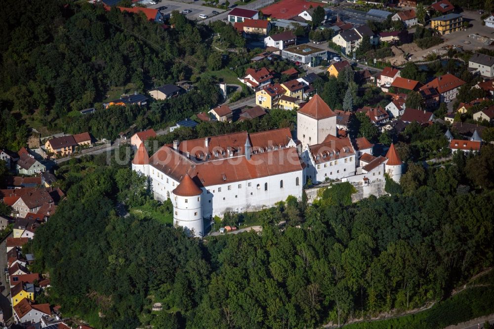 Wörth an der Donau aus der Vogelperspektive: Burganlage des Schloss Wörth an der Donau im Bundesland Bayern, Deutschland