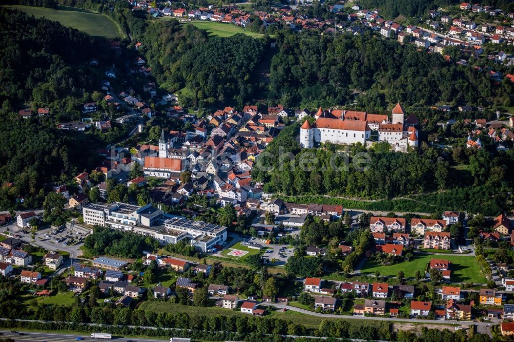 Luftaufnahme Wörth an der Donau - Burganlage des Schloss Wörth an der Donau im Bundesland Bayern, Deutschland