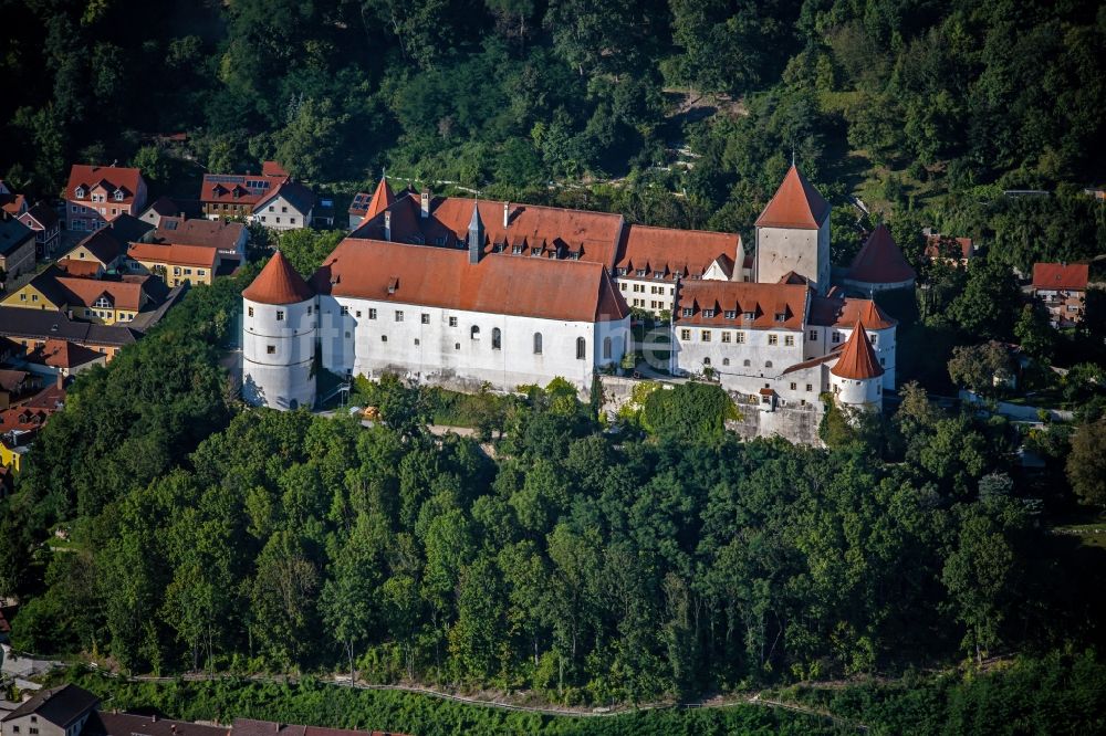 Wörth an der Donau von oben - Burganlage des Schloss Wörth an der Donau im Bundesland Bayern, Deutschland