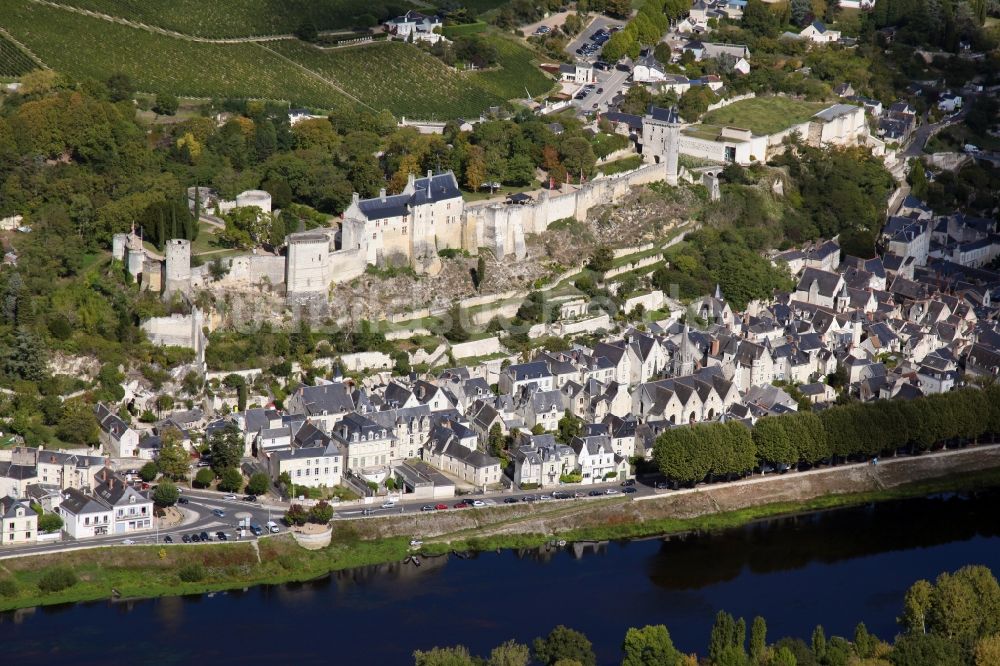 Luftbild Chinon - Burganlage des Schlosses Chateau de Chinon in Chinon in Centre-Val de Loire, Frankreich