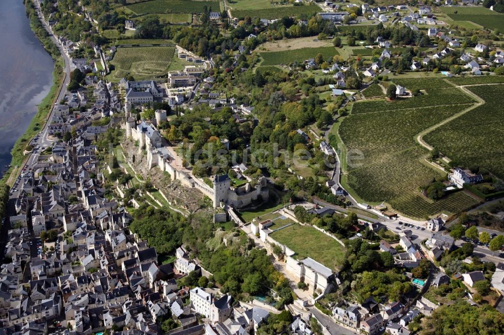 Luftaufnahme Chinon - Burganlage des Schlosses Chateau de Chinon in Chinon in Centre-Val de Loire, Frankreich