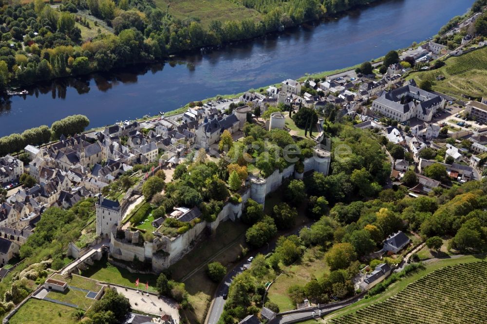 Chinon von oben - Burganlage des Schlosses Chateau de Chinon in Chinon in Centre-Val de Loire, Frankreich