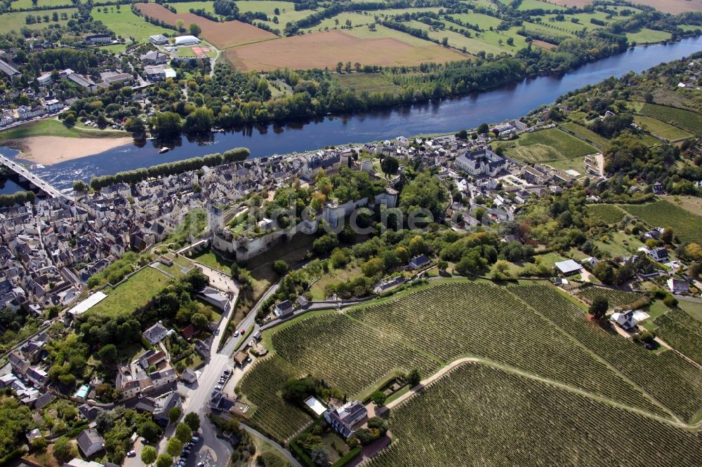 Chinon aus der Vogelperspektive: Burganlage des Schlosses Chateau de Chinon in Chinon in Centre-Val de Loire, Frankreich