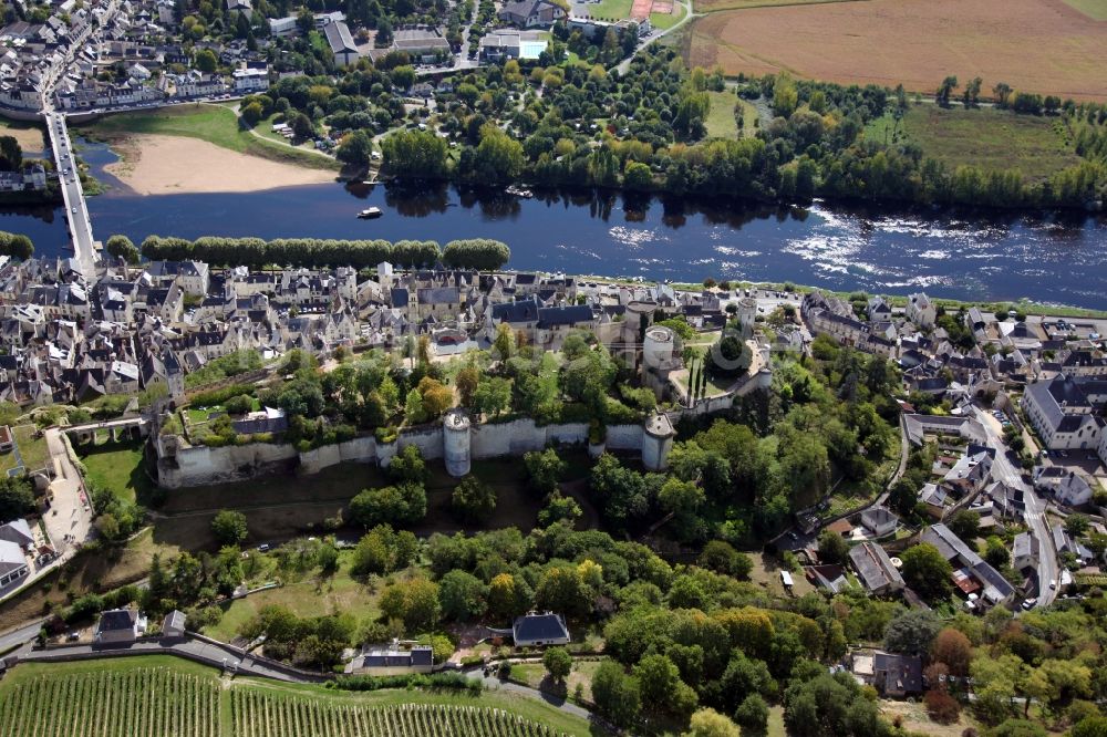 Luftbild Chinon - Burganlage des Schlosses Chateau de Chinon in Chinon in Centre-Val de Loire, Frankreich