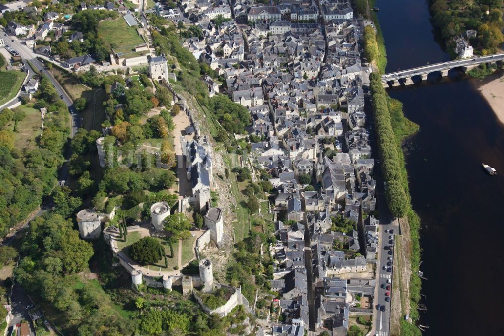 Luftaufnahme Chinon - Burganlage des Schlosses Chateau de Chinon in Chinon in Centre-Val de Loire, Frankreich